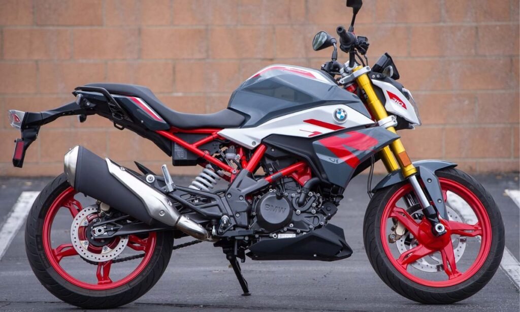 With its lollipop design and excellent amenities, the BMW G 310 R won the hearts of girls.