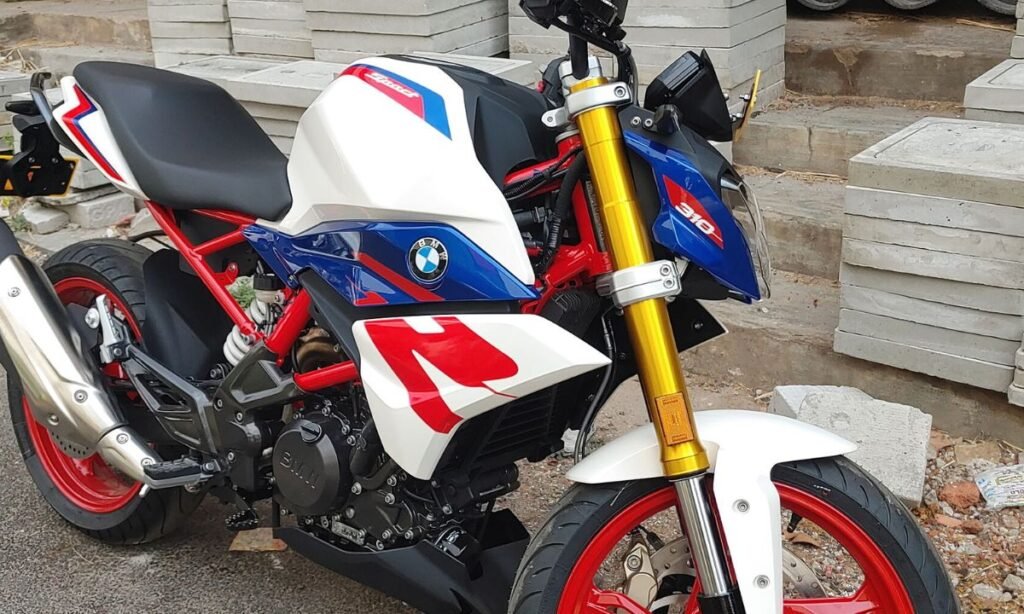 With its lollipop design and excellent amenities, the BMW G 310 R won the hearts of girls.