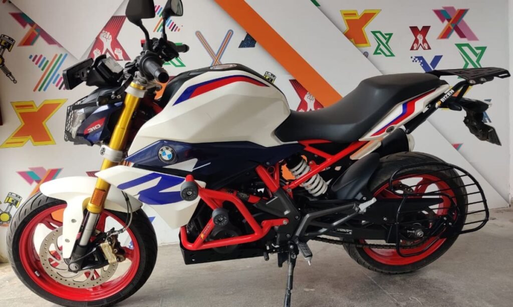 With its lollipop design and excellent amenities, the BMW G 310 R won the hearts of girls.
