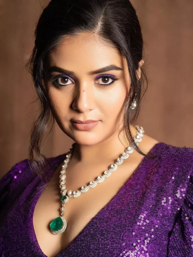 Sreemukhi’s Glamorous show shakes the Internet